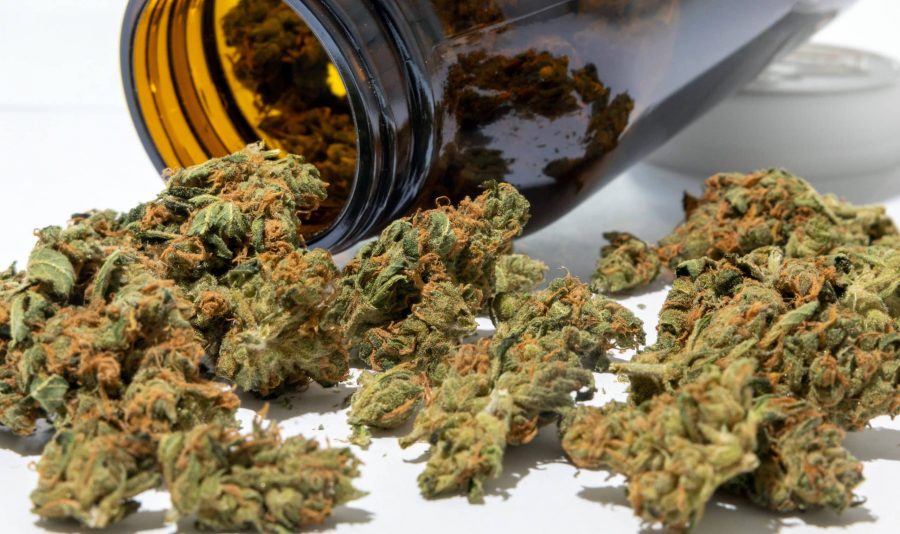Medizinisches Cannabis aus der Apotheke mit Glas Hanf Hanfpflanze Droge Haschisch Marihuana Rauschmittel / Datum: 21.04.2023 / *** Medicinal cannabis from the pharmacy with glass hemp hemp plant drug hashish marijuana intoxicant Date 21 04 2023